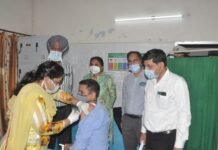 ਜ਼ਿਲ੍ਹੇ ਦੇ ਡੀਸੀ ਘਣਸ਼ਿਆਮ ਥੋਰੀ, ਏਡੀਸੀ ਵਿਸ਼ੇਸ਼ ਸਾਰੰਗਲ ਅਤੇ ਡੀਸੀਪੀ ਜਗਮੋਹਨ ਸਿੰਘ ਨੇ ਕੋਵਿਡ ਟੀਕੇ ਦੀ ਦੂਜੀ ਖੁਰਾਕ ਲਈ