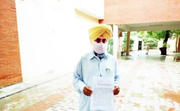 ਆਪਣੀ ਔਲਾਦ ਤੋਂ ਪ੍ਰੇਸ਼ਾਨ ਬਜੁਰਗ ਨੇ ਐਸ. ਐਸ. ਪੀ ਕੌਲ ਲਗਾਈ ਗੁਹਾਰ ਆਪਣੀ ਅਤੇ ਪਤਨੀ ਦੀ ਜਾਨ ਅਤੇ ਮਾਲ ਦਾ ਦੱਸਿਆ ਖ਼ਤਰਾ ਜਲੰਧਰ, 13 ਜੁਲਾਈ ( ਪੰਜਾਬ ਰਿਫਲੈਕਸ਼ਨ) – ਸੁਖਦੇਵ ਸਿੰਘ ਸਹੋਤਾ (ਸੀਨੀਅਰ ਸਿਟੀਜ਼ਨ) ਪੁੱਤਰ ਸ. ਪ੍ਰੀਤਮ ਸਿੰਘ, ਵਾਸੀ ਪਿੰਡ ਦੇਸਲਪੁਰ, ਡਾਕਖਾਨਾ ਅਠੌਲਾ, ਜਿਲਾ ਜਲੰਧਰ ਦੇ ਰਹਿਣ ਵਾਲੇ ਇਕ 72 ਸਾਲਾਂ ਬਜੂਰਗ ਨੇ ਐਸਐਸਪੀ ਜਲੰਧਰ ਦਿਹਾਤੀ ਨੂੰ ਲਿਖਤੀ ਸ਼ਿਕਾਇਤ ਦੇਕੇ ਗੁਹਾਰ ਲਗਾਈ ਹੈ ਕਿ ਉਸ ਦੇ 4 ਲੜਕੇ ਹਨ ਚਾਰਾਂ ਵਿਚੋ 2 ਲੜਕਿਆਂ ਨੇ ਮੇਰਾ ਜਿਉਣਾ ਹਰਾਮ ਕੀਤਾ ਹੋਇਆ ਹੈ ਇਕ ਲੜਕਾ ਸੁਖਵਿੰਦਰ ਸਿੰਘ ਉਰਫ ਗੋਰਾ 20 ਸਾਲ ਪਹਿਲਾਂ ਘਰ ਛੱਡ ਕੇ ਪਿੰਡ ਦੇ ਹੀ ਰਹਿਣ ਵਾਲੇ ਲੱਲੀ ਪੁੱਤਰ ਬਾਰੂ ਦੇ ਘਰ ਰਹਿ ਰਿਹਾ ਸੀ ਸਾਡੇ ਕਈ ਵਾਰ ਸਮਝਾਉਣ ਤੇ ਵੀ ਉਹ ਘਰ ਨਹੀ ਸੀ ਪਰਤਿਆ ਅਤੇ ਦੂਸਰਾ ਲੜਕਾ ਪ੍ਰਭਜੋਤ ਸਿੰਘ ਵੀ ਬੂਰੀ ਸੰਗਤ ਵਿਚ ਫਸਿਆ ਹੋਣ ਕਰਕੇ ਮੇਰੇ ਕਹਿਣੇਕਾਰ ਵਿਚ ਨਹੀ ਸੀ ਇਸ ਕਰਕੇ ਮੈਂ ਇਹਨਾ ਨੂੰ ਪਹਿਲਾ ਹੀ ਆਪਣੀ ਜਾਇਦਾਦ ਵਿਚੋਂ ਬੇ-ਦਖਲ ਕਰ ਚੁੱਕਾਂ ਹਾਂ ਸੁਖਦੇਵ ਸਿੰਘ ਨੇ ਅਗੇ ਅਰੋਪ ਲਗਾਉਦੇ ਹੋਏ ਦਸਿਆ ਕਿ ਮੇਰਾ ਲੜਕਾ ਪ੍ਰਭਜੋਤ ਸਿੰਘ ਉਰਫ ਨੰਦੀ ਅਤੇ ਇਸ ਦੀ ਘਰਵਾਲੀ ਸਪਨਾ ਅਤੇ ਦੂਸਰਾ ਲੜਕਾ ਸੁਖਵਿੰਦਰ ਸਿੰਘ ਉਰਫ ਗੋਰਾ ਅਤੇ ਇਹਨਾਂ ਦੇ ਸਹਿਯੋਗੀ ਸੁੱਚਾ ਉਰਫ ਲੱਲੀ ਪੁੱਤਰ ਬਾਰੂ ਅਤੇ ਇਸਦੀ ਘਰਵਾਲੀ ਅਲਕਾ, ਵਾਸੀਆਨ ਪਿੰਡ ਦੇਸਲਪੁਰ, ਡਾਕਖਾਨਾ ਅਠੌਲਾ, ਜਿਲਾ ਜਲੰਧਰ ਮੈਨੂੰ ਅਤੇ ਮੇਰੀ ਪਤਨੀ ਸਾਨੂੰ ਦੋਨਾਂ ਨੂੰ ਬਹੁਤ ਹੀ ਤੰਗ ਪਰੇਸ਼ਾਨ ਕਰਦੇ ਹਨ ਜਦਕਿ ਮੈਂ ਆਪਣੇ ਦੋਨੇ ਲੜਕਿਆਂ ਨੂੰ ਪਹਿਲਾਂ ਹੀ ਬੇਦਖਲ ਕਰ ਦਿੱਤਾ ਸੀ ਅਤੇ ਅਜੇ ਵੀ ਮੇਰੇ ਦੋਨੇ ਲੜਕੇ ਆਪਣੀ ਹਰਕਤਾਂ ਤੋਂ ਬਾਜ਼ ਨਹੀਂ ਆਏ ਅਤੇ ਸਾਨੂੰ ਮਾਨਸਿਕ ਤੌਰ ਤੇ ਤੰਗ ਪਰੇਸ਼ਾਨ ਕਰਦੇ ਹਨ ਤੇ ਸਾਨੂੰ ਜਾਨੋਂ ਮਾਰਨ ਦੀ ਧਮਕੀਆਂ ਵੀ ਦਿੰਦੇ ਹਨ । ਮੈਂ ਪੈਰਾਲਾਈਜ਼, ਸ਼ੁਗਰ, ਕਿੱਡਨੀ, ਗੁਰਦਾ, ਹਾਰਟ, ਹਾਈ ਬੀ.ਪੀ ਆਦਿ ਦਾ ਮਰੀਜ਼ ਹਾਂ ਅਤੇ ਮੇਰੇ ਉਪਰੋਕਤ ਦੋਨੇ ਲੜਕੇ ਅਤੇ ਇਹਨਾਂ ਦੇ ਸਾਥੀ ਮੇਰੇ ਪਾਸੋਂ ਮੇਰੀ ਜਾਇਦਾਦ ਨੂੰ ਜ਼ਬਰਦਸਤੀ ਆਪਣੇ ਨਾਮ ਕਰਵਾਉਣਾ ਚਾਹੁੰਦੇ ਹਨ ਅਤੇ ਇਹ ਮੈਨੂੂੰ ਧਮਕਾ ਕੇ ਬਾਰ-ਬਾਰ ਦਬਾਅ ਬਣਾ ਰਹੇ ਹਨ ਅਤੇ ਕਹਿੰਦੇ ਹਨ ਕਿ ਜੇਕਰ ਮੈਂ ਉਹਨਾਂ ਦੇ ਨਾਮ ਤੇ ਪ੍ਰਾਪਰਟੀ ਨਾ ਕੀਤੀ ਤਾਂ ਅਸੀਂ ਜ਼ਬਰਦਸਤੀ ਕਬਜ਼ਾ ਕਰਕੇ ਤੁਹਾਨੂੰ ਘਰੋ ਬਾਹਰ ਕੱਢ ਦੇਣਾ ਹੈ ਅਤੇ ਜਗਾ ਵੀ ਆਪਣੇ ਨਾਮ ਕਰਵਾ ਲੈਣੀ ਹੈ । ਇਥੇ ਇਹ ਵੀ ਦੱਸਣ ਯੋਗ ਹੈ ਮੇਰੇ ਦੋਨੇ ਲੜਕਿਆਂ ਨੇ ਆਪਣੇ ਸਹਿਯੋਗੀਆਂ ਦੀ ਮਦਦ ਨਾਲ ਮਿਤੀ 18-06-2021 ਤੋਂ ਸਾਨੂੰ ਦੋਵੇਂ ਪਤੀ-ਪਤਨੀ ਨੂੰ ਮਾਰ ਕੱੁਟ ਕੇ ਅਤੇ ਕਮਰੇ ਅੰਦਰ ਬੰਦ ਕਰਕੇ ਸਾਡੇ ਨਾਲ ਦੇ ਕਮਰੇ ਵਿੱਚ ਆਪਣਾ ਕਬਜ਼ਾ ਕਰ ਲਿਆ ਹੈ ਅਤੇ ਕਹਿੰਦੇ ਹਨ ਕਿ ਜੇਕਰ ਤੁਸੀਂ ਸਾਡੀ ਕੰਪਲੇਟ ਕੀਤੀ ਤਾਂ ਅਸੀਂ ਤੁਹਾਨੂੰ ਜਾਨੋ ਮਾਰ ਦੇਣਾ ਹੈ । ਮੈਂ ਇਸ ਸਬੰਧੀ ਪਹਿਲਾਂ ਵੀ ਡੀ.ਐਸ.ਪੀ ਕਰਤਾਰਪੁਰ ਅਤੇ ਚੌਂਕੀ ਇੰਚਾਰਜ, ਆਧੀ ਖੂਹੀ, (ਮੰਡ) ਕਪੂਰਥਲਾ ਰੋਡ, ਜਿਲਾ ਜਲੰਧਰ ਨੂੰ ਦਰਖਾਸਤ ਦੇ ਚੱੁਕਾ ਹਾਂ ਅਤੇ ਇਸਦੇ ਬਾਬਤ ਅੱਜੇ ਤੱਕ ਕੋਈ ਕਾਰਵਾਈ ਨਹੀਂ ਹੋਈ ਹੈ । ਮੇਰੇ ਦੋਨੇ ਲੜਕੇ ਆਪਣੀ ਜਾਣ ਪਹਿਚਾਣ ਅਤੇ ਰਸੂਖ ਦੇ ਨਾਲ ਕੋਈ ਕਾਰਵਾਈ ਨਹੀਂ ਹੋਣ ਦੇ ਰਹੇ । ਸੁਖਦੇਵ ਸਿੰਘ ਨੇ ਅਗੇ ਐਸ. ਐਸ. ਪੀ. ਜਲੰਧਰ ਦਿਹਾਤੀ ਪਾਸ ਗੁਹਾਰ ਲਗਾਈ ਹੈ ਕਿ ਮੈਨੂੰ ਅਤੇ ਮੇਰੀ ਪਤਨੀ ਨੂੰ ਆਪਣੇ ਲੜਕੇ ਪ੍ਰਭਜੋਤ ਸਿੰਘ ਉਰਫ ਨੰਦੀ ਅਤੇ ਇਸ ਦੀ ਘਰਵਾਲੀ ਸਪਨਾ ਅਤੇ ਦੂਸਰਾ ਲੜਕਾ ਸੁਖਵਿੰਦਰ ਸਿੰਘ ਉਰਫ ਗੋਰਾ ਅਤੇ ਇਹਨਾਂ ਦੇ ਸਹਿਯੋਗੀ ਸੁੱਚਾ ਉਰਫ ਲੱਲੀ ਪੁੱਤਰ ਬਾਰੂ ਅਤੇ ਇਸਦੀ ਘਰਵਾਲੀ ਅਲਕਾ ਤੋਂ ਜਾਨੀ ਅਤੇ ਮਾਲੀ ਨੁਕਸਾਨ ਹੋਣ ਦਾ ਡਰ ਹੈ। ਇਸ ਲਈ ਇਹਨਾ ਵਿਅਕਤੀਆਂ ਦੇ ਖਿਲਾਫ ਬਣਦੀ ਸਖਤ ਤੋਂ ਸਖਤ ਕਾਰਵਾਈ ਕੀਤੀ ਜਾਵੇ।