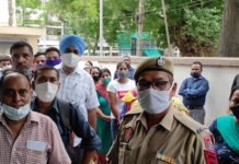 Covid टीकाकरण को लेकर लोगों की उमड़ी भारी भीड़