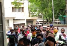 कोरोना के टीके लगवाने के लिए सिविल हॉस्पिटल में सुबह से ही लोगो की उमड़ी भीड़