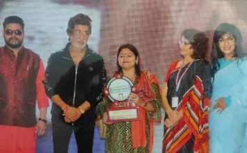 शक्ति कपूर द्वारा D.M.A की वाइस प्रेसिडेंट (वुमन सैल) को किया गया सम्मानित