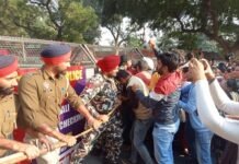 ਮੁੱਖ ਮੰਤਰੀ ਦੀ ਰਿਹਾਇਸ਼ ਵੱਲ ਜਾਂਦੇ ਕੰਪਿਊਟਰ ਅਧਿਆਪਕ ਪੰਜਾਬ ਅਤੇ ਚੰਡੀਗੜ੍ਹ ਪੁਲਿਸ ਨੇ ਭਿਉਂ ਭਿਉਂ ਕੁੱਟੇ