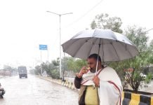 120 फुट रोड पर बारिश में खड़े होकर चाय पीने का विधायक रिंकू ने सपना किया पूरा