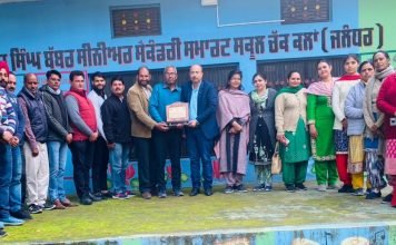 ਵੋਕੇਸ਼ਨਲ ਮਾਸਟਰ ਸ਼ਾਮ ਕੁਮਾਰ ਸੁਮਨ ਦੀ ਸ਼ਹੀਦ ਕਰਤਾਰ ਸਿੰਘ ਬੱਬਰ ਸਰਕਾਰੀ ਸੀਨੀਅਰ ਸੈਕੰਡਰੀ ਸਮਾਰਟ ਸਕੂਲ ਚੱਕ ਕਲਾ ਜਲੰਧਰ ਵਿੱਚ ਸੇਵਾਵਾਂ ਦਿੰਦੇ ਦੇ ਹੋਏ 25 ਸਾਲ ਪ੍ਰਿੰਸੀਪਲ ਰਾਜੇਸ਼ ਕੁਮਾਰ ਭੱਲਾ ਵਲੋਂ ਸਨਮਾਨਿਤ ਕੀਤਾ ਗਿਆ