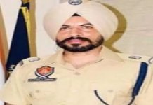 गिरफ्तार स्मगलर के मोबाइल से हुए अहम खुलासे, पुलिस अधिकारियों पर गिरी गाज