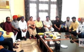 किशनपुरा दत्ता निवास पर भाजपा जिलाध्यक्ष सुशील शर्मा एवं पूर्व मंत्री अवतार हैनरी की अध्य्क्षता में किशनलाल शर्मा का हुआ राजीनामा*