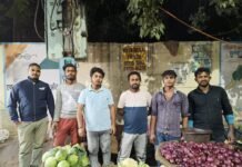 नाजायज कब्जो के नाम पर गरीब सब्जी वालो की सब्जियां सड़क पर फैंकी