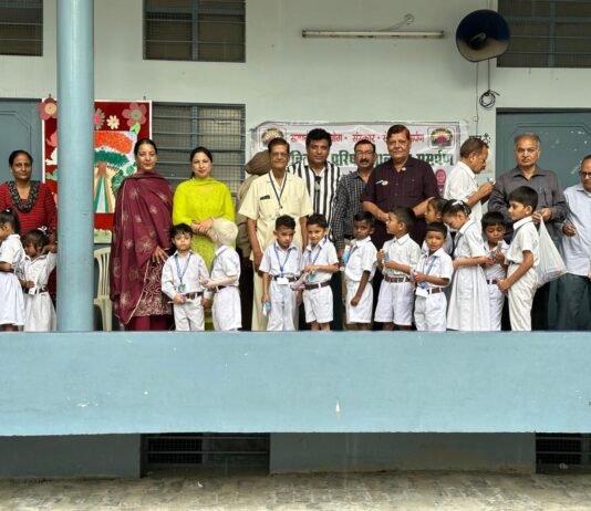 स्कूल के जूनियर बच्चों को दांतों की सफाई के बारे संक्षिप्त विवरण दिया दांतों की सफाई