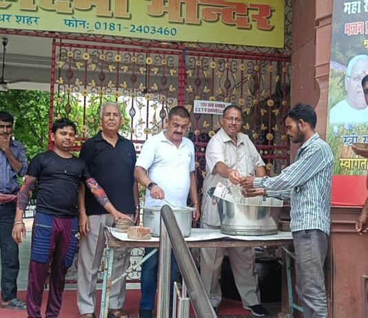 वरिन्द्र शर्मा कैनेडा वालों की तरफ से श्रावण के तीसरे सोमवार पर लगाया गया लंगर वरिन्द्र शर्मा