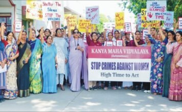 केएमवी की छात्राओं और स्टाफ ने महिला अपराधों के विरोध में किया प्रदर्शन छात्राओं