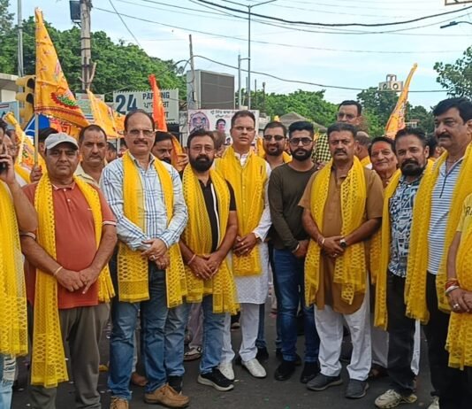 कलश यात्रा के साथ श्रीमद् भागवत कथा ज्ञान यज्ञ महोत्सव का हुआ शुभारंभ कलश यात्रा