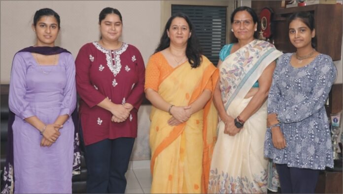 Students ਕਾਲਜ ਫ਼ਾਰ ਵੂਮੈਨ