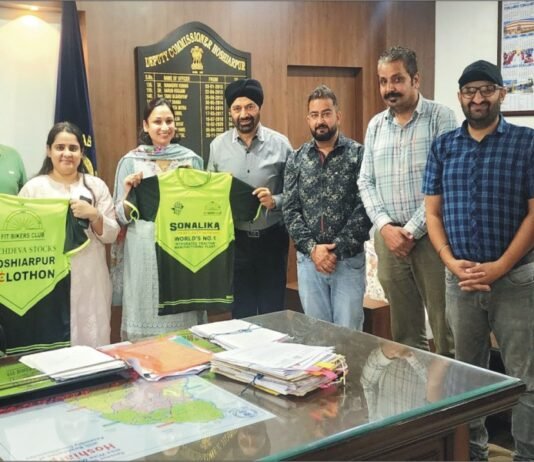 ਸੱਚਦੇਵਾ ਸਟਾਕਸ ਸਾਈਕਲੋਥਾਨ, ਕਲੱਬ ਵੱਲੋਂ ਡਿਪਟੀ ਕਮਿਸ਼ਨਰ ਨੂੰ ਟੀ-ਸ਼ਰਟ ਭੇਟ ਸੱਚਦੇਵਾ ਸਟਾਕਸ ਸਾਈਕਲੋਥਾਨ