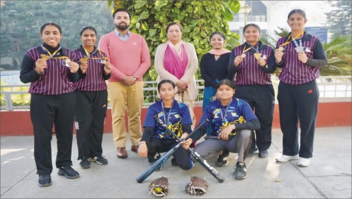softball team सॉफ्टबॉल टीम