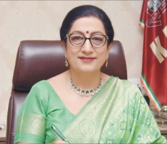 के.एम.वी. भारत और विदेशों की टॉप यूनिवर्सिटीयों के 140 शिक्षाविदों और औद्योगिक विशेषज्ञों के इनपुट से भविष्यवादी करिकुलम एवं प्रोग्राम कर रहा है विकसित टॉप यूनिवर्सिटीयों
