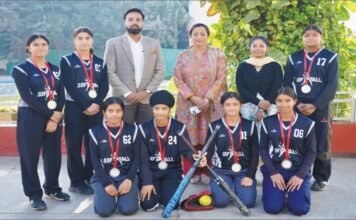 केएमवी कॉलेजिएट सीनियर सेकेंडरी स्कूल की सॉफ्टबॉल टीम ने राज्य स्तरीय टूर्नामेंट में रजत पदक जीता सॉफ्टबॉल टीम