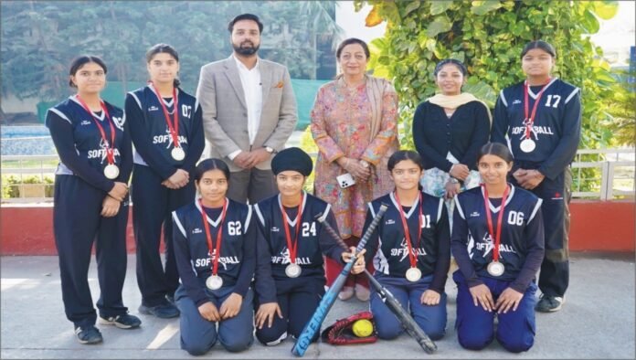 softball team सॉफ्टबॉल टीम