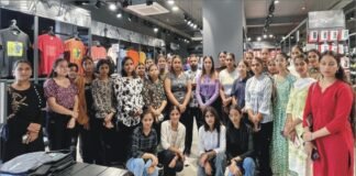 ईस्टवुड विलेज