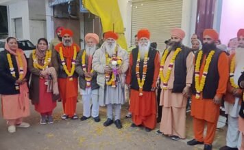 ਸੰਤ ਬਾਬਾ ਨਿਰਮਲ ਦਾਸ ਜੀ ( ਬਾਬੇ ਜੋੜੇ ) ਦਾ ਡੇਰਾ ਪੰਡਵਾਂ ਪੁੱਜਣ ਤੇ ਫੁੱਲਾਂ ਦੀ ਵਰਖਾ ਕਰਕੇ ਕੀਤਾ ਗਿਆ ਨਿੱਘਾ ਸਵਾਗਤ ਸੰਤ ਬਾਬਾ ਨਿਰਮਲ ਦਾਸ