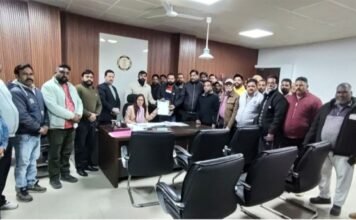 ਯੂਨੀਅਨ ਵੱਲੋਂ ਆਊਟਸੋਰਸ ਕਾਮਿਆਂ ਨੂੰ ਪੱਕਾ ਕਰਨ ਅਤੇ ਅਸਾਮੀਆਂ ਵਿੱਚ ਵਾਧਾ ਕਰਨ ਦੀ ਮੰਗ, ਕਮਿਸ਼ਨਰ ਨੂੰ ਸੌਂਪਿਆ ਮੰਗ ਪੱਤਰ ਆਊਟਸੋਰਸ ਕਾਮਿਆਂ