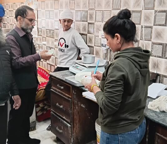 ਫੂਡ ਸੇਫ਼ਟੀ ਵਿਭਾਗ ਨੇ ਵਿੱਢੀ ਚੈਕਿੰਗ ਮੁਹਿੰਮ, ਜਲੰਧਰ ‘ਚ ਪਨੀਰ ਦੇ 5 ਸੈਂਪਲ ਭਰੇ ਫੂਡ ਸੇਫ਼ਟੀ ਵਿਭਾਗ