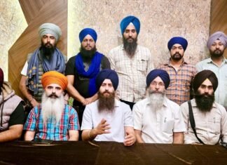 ਸਿੱਖਾਂ ਦੇ ਧਾਰਮਿਕ ਨਿਸ਼ਾਨ ਸਾਹਿਬ