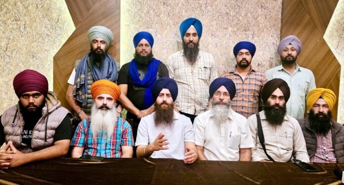 3 ਸਿੱਖਾਂ ਦੇ ਧਾਰਮਿਕ ਨਿਸ਼ਾਨ ਸਾਹਿਬ