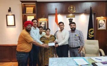 बाढ़ पीड़ितों की सेवा में आगे आया पंजाब रिफ्लैक्शन समाचार पत्र, जालंधर के डिप्टी कमिश्नर को सौंपा 51 हज़ार रुपए का चैक