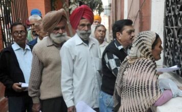लाइफ सर्टिफिकेट के नाम पर बुजुर्गों को बैंकों के चक्कर, पेंशन बंद करने के डर से घंटों लाइनों में खड़े होने को मजबूर
