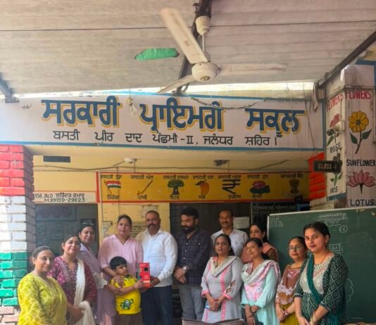 पिता की पुण्य स्मृति में सेवा का संकल्प, सुशील रिंकू ने सरकारी स्कूल को भेंट किया इनवर्टर